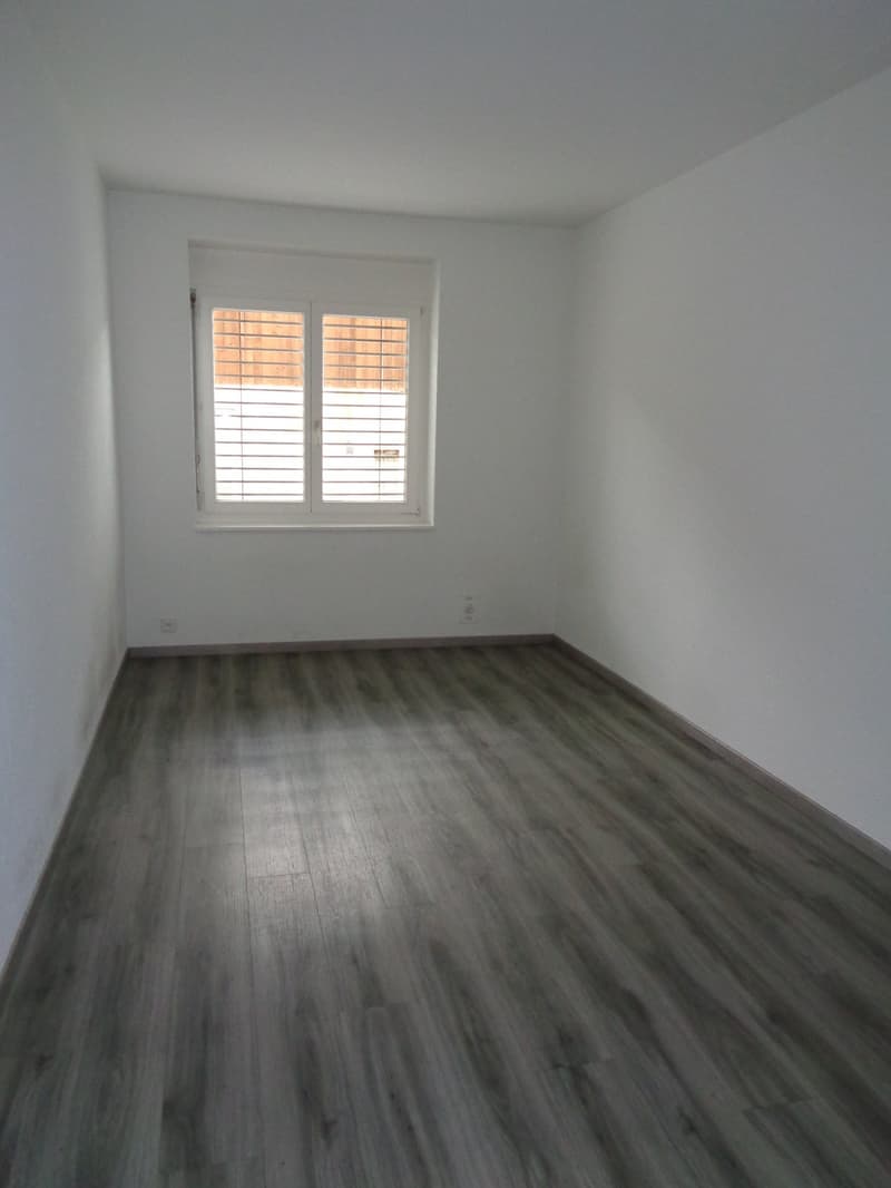 empty room, white walls, wooden floor, window with blinds