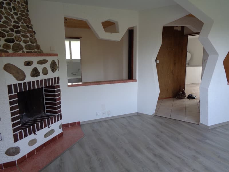 Appartement de 4.5 pièces sur les hauts du village avec balcon. (6)