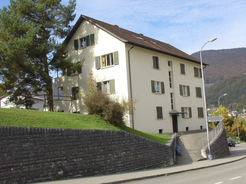 Appartement situé dans un petit immeuble de 3 étages. (10)
