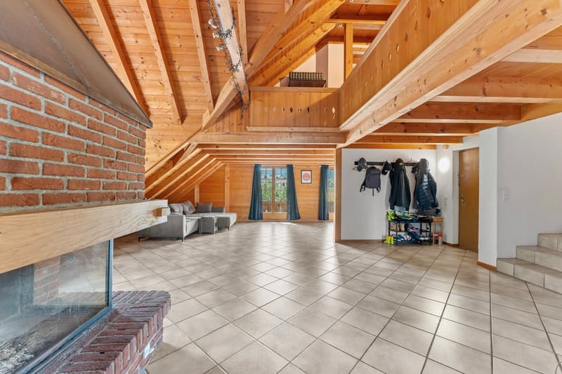 4.5-Zimmer-Maisonette mit Cheminée, Galerie und Weitsicht ins Grüne (2)