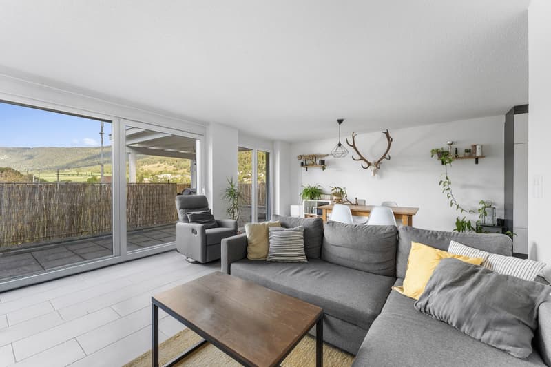 Attique 3,5 pièces, terrasse 29 m², vue Jura | 3.5-Zi.-Attika mit Terrasse (1)