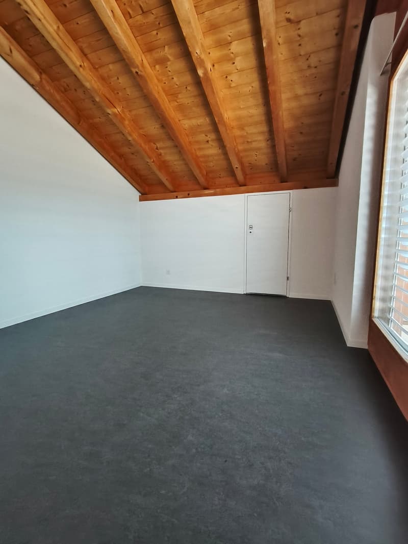 Einmalige Gelegenheit - Geräumige 7.5-Zimmer-Attikawohnung mit Panoramablick in Spiez (7)