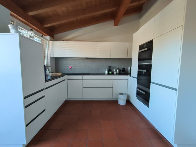 Einmalige Gelegenheit - Geräumige 7.5-Zimmer-Attikawohnung mit Panoramablick in Spiez (2)