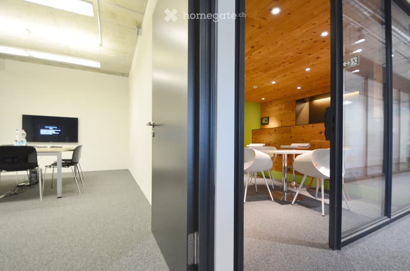 Spazio ufficio moderno e utilizzo condiviso di aree comuni (6)
