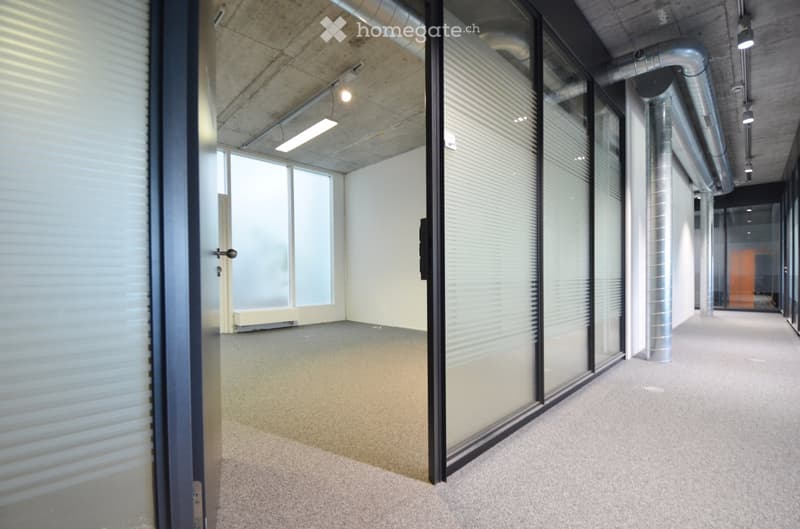 Spazio ufficio moderno e utilizzo condiviso di aree comuni (1)