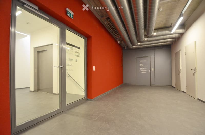 Spazio ufficio moderno e utilizzo condiviso di aree comuni (7)