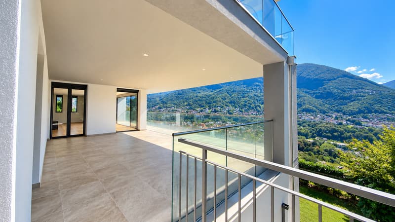 / picture of large balcony of modern apartment overlooking the valley and mountains / foto di un ampio balcone di un appartamento moderno con vista sulla valle e sulle montagne