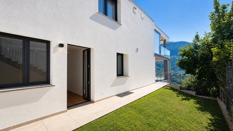 / modern white house with large windows and a lawn of grass in the backyard / casa moderna bianca con ampie finestre e un prato nel giardino sul retro