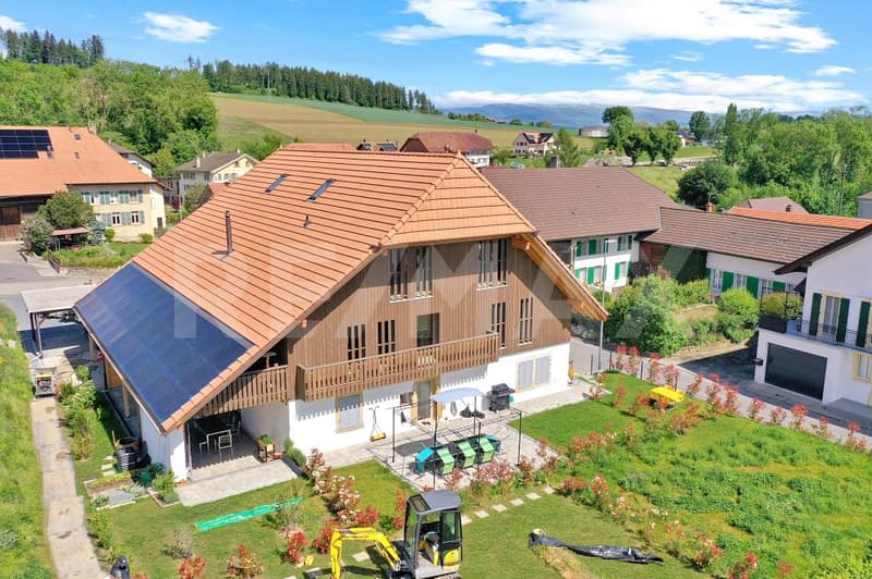 Accès privatif par ascenseur; Dernier étage; 4.5p 135 m²; Jardin 103 m² à Vallamand (2)