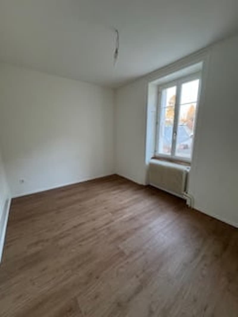 empty room, wooden floor, white walls, window, radiator