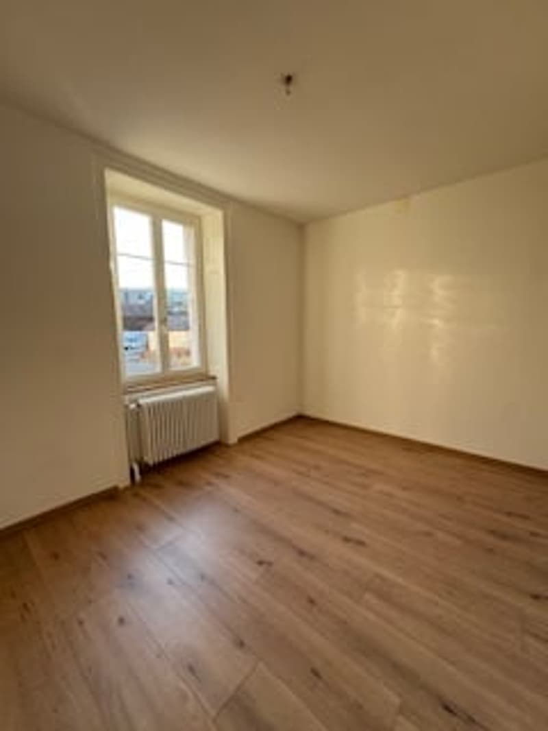 empty room, wooden floor, white walls, window, radiator