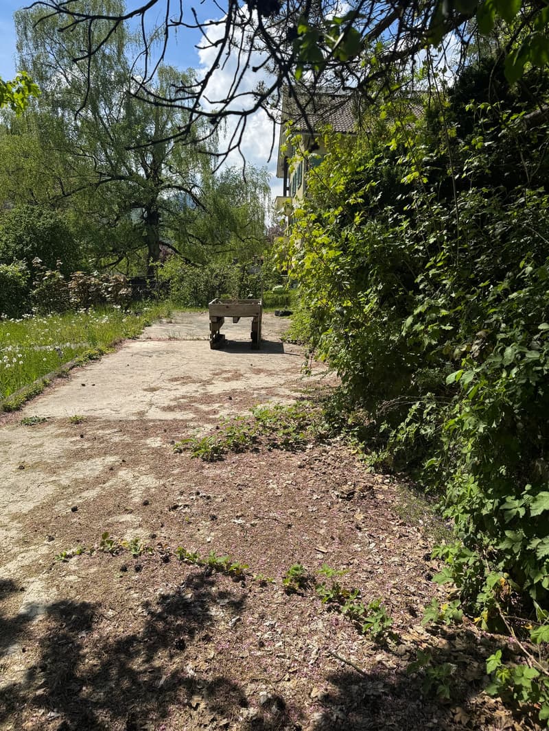 Terrain constructible avec avant-projet de villa contemporaine et rendement locatif – Péry (11)