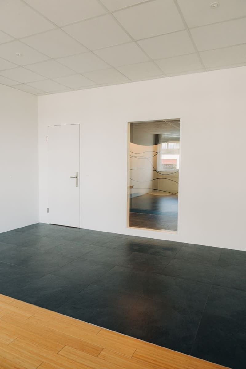 Modernes Büro mit Co-Working-Infrastruktur in Münsingen – sofort verfügbar (7)