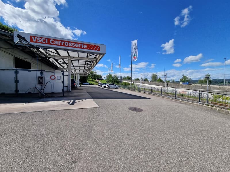 Vermietung von ebenerdigen Gewerbeflächen mit vielen Parkmöglichkeiten (3)