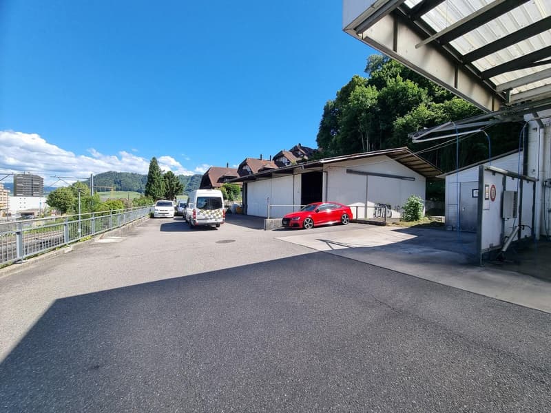 Vermietung von ebenerdigen Gewerbeflächen mit Parkmöglichkeiten (1)