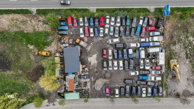 Industrial land in a highly frequented location with excellent visibility (3)