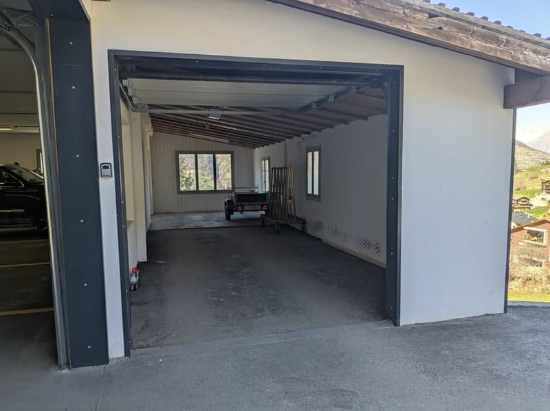 Invest, park, store - large double garage in Grächen (2)