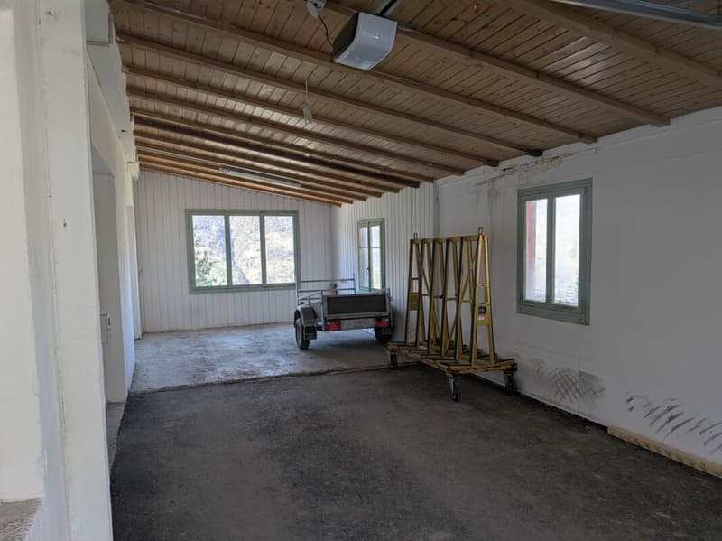 Invest, park, store - large double garage in Grächen (3)