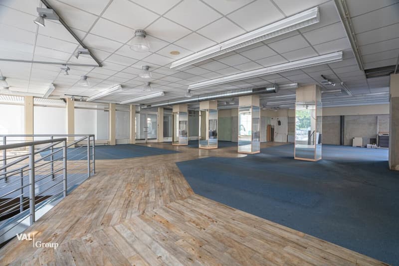 Commercial property in prime location (2)