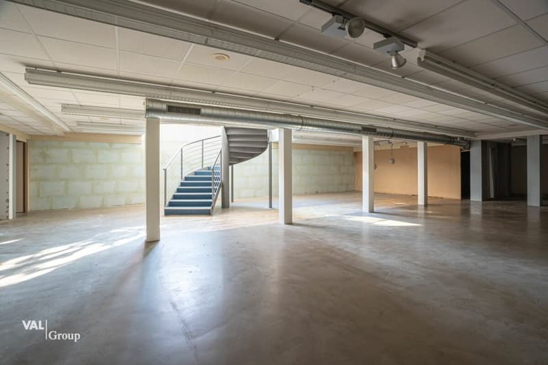 Commercial property in prime location (7)