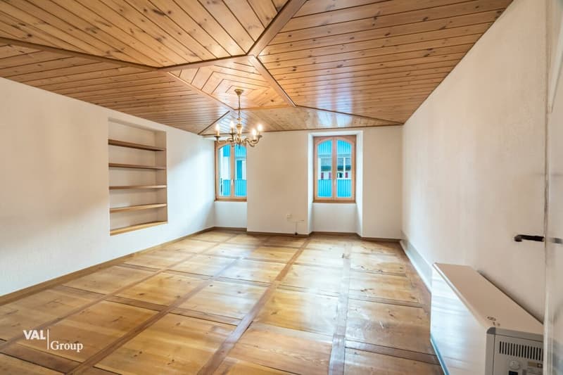 Nostalgie trifft Potenzial: Grosszügige 4.5 Zimmer-Wohnung mit Seele (2)