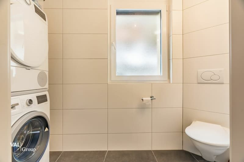 grosszügiges Haus mit zwei Einheiten und Baulandparzelle (8)