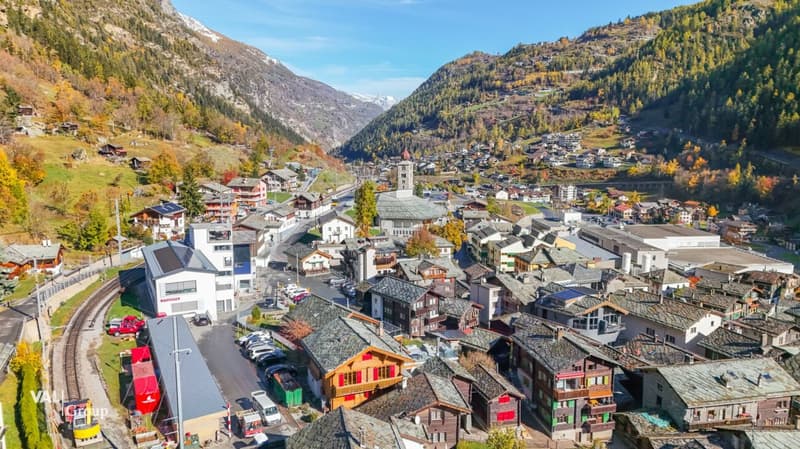 grosszügiges Haus mit zwei Einheiten und Baulandparzelle (27)