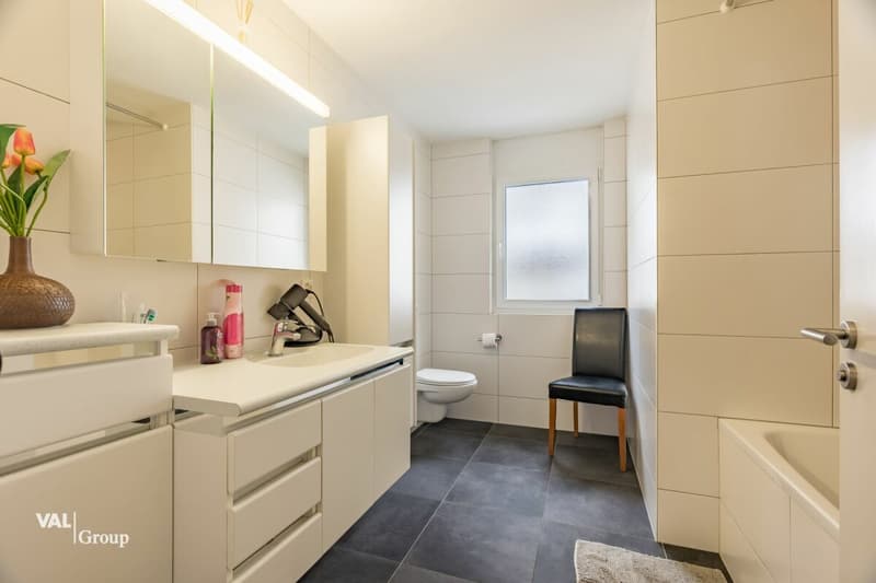 grosszügiges Haus mit zwei Einheiten und Baulandparzelle (7)