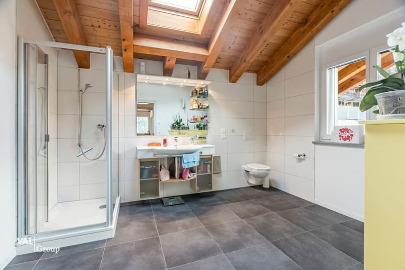 grosszügiges Haus mit zwei Einheiten und Baulandparzelle (15)