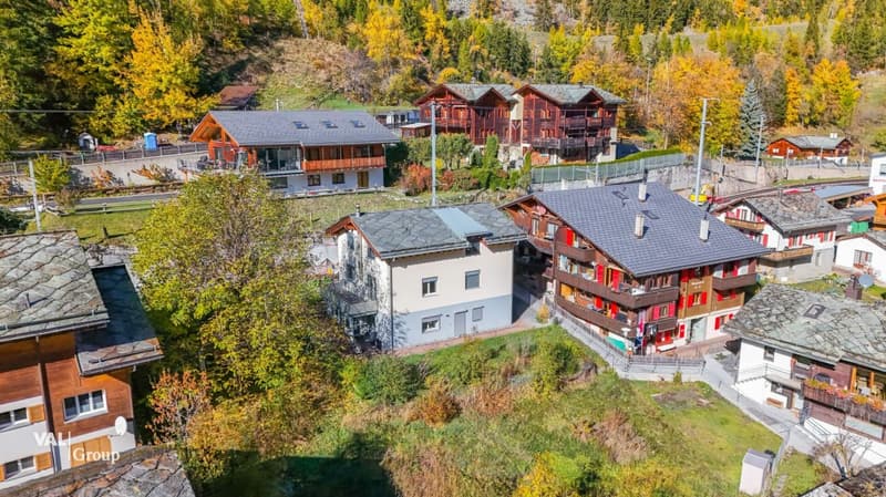 grosszügiges Haus mit zwei Einheiten und Baulandparzelle (26)