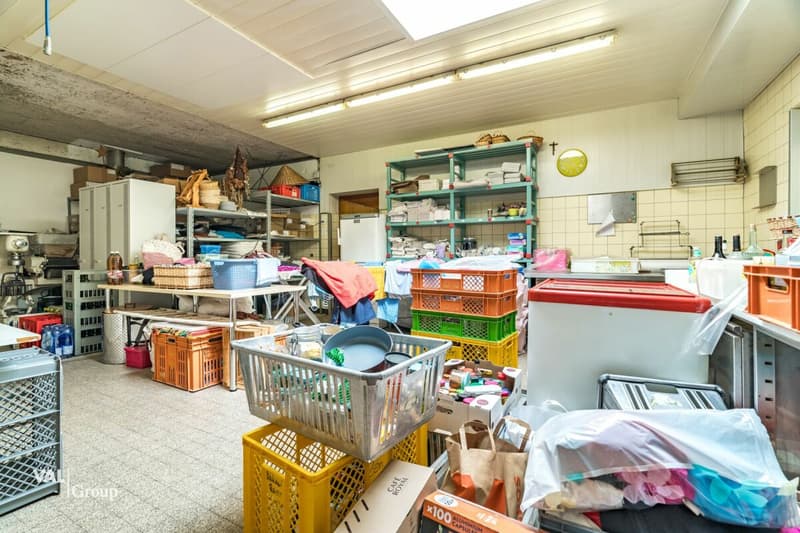 Commercial premises with charm and potential in the center of Raron (8)