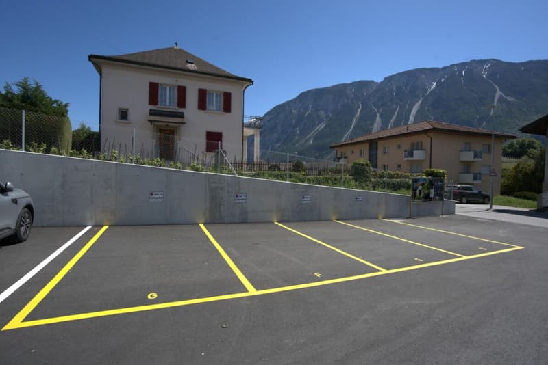 Parcheggi all'aperto nel centro del villaggio in affitto immediato (2)