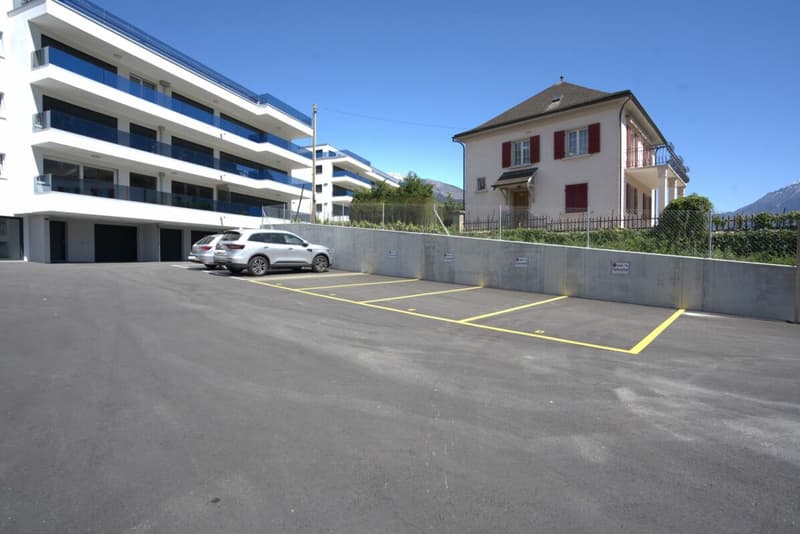 Parcheggi all'aperto nel centro del villaggio in affitto immediato (4)