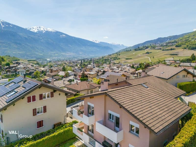 Vue sur les sommets et le charme du village (1)