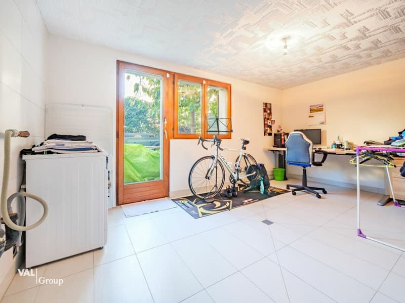 Magnifique villa avec jardin, offrant une configuration idéale pour deux unités (11)