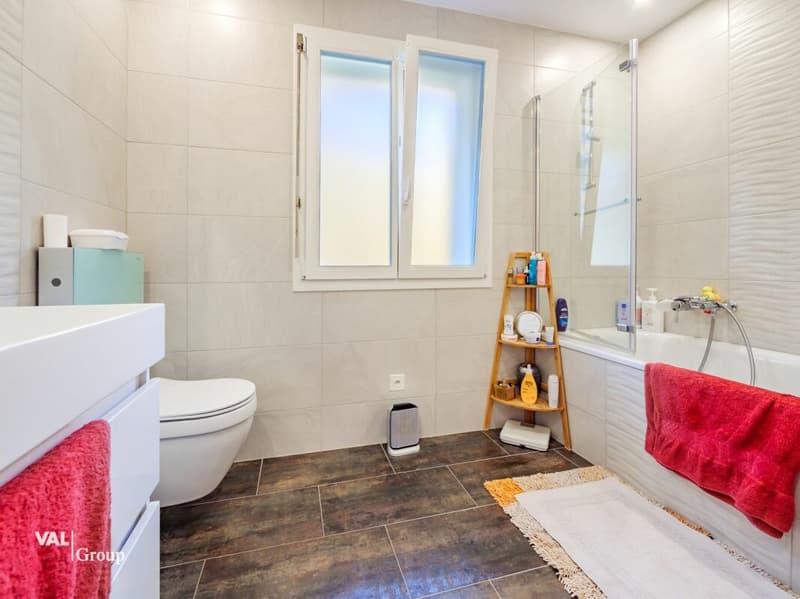 Magnifique villa avec jardin, offrant une configuration idéale pour deux unités (9)