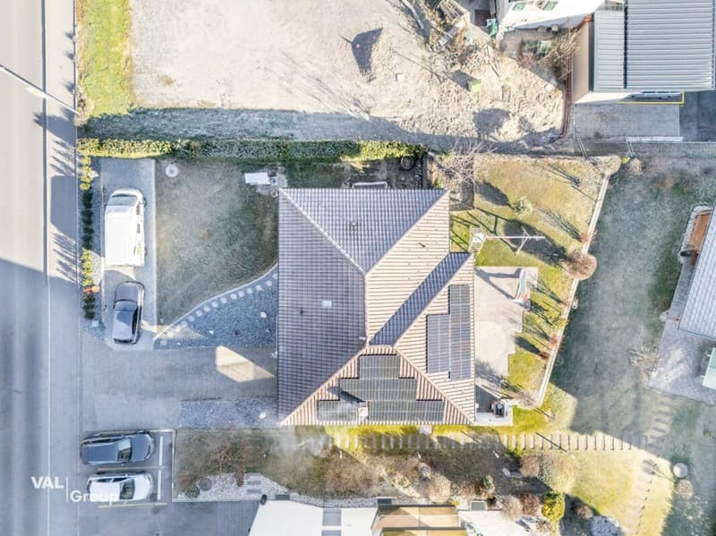 Magnifique villa avec jardin, offrant une configuration idéale pour deux unités (15)