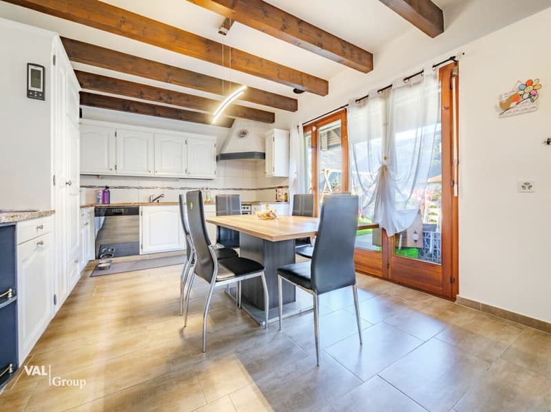 Magnifique villa avec jardin, offrant une configuration idéale pour deux unités (5)