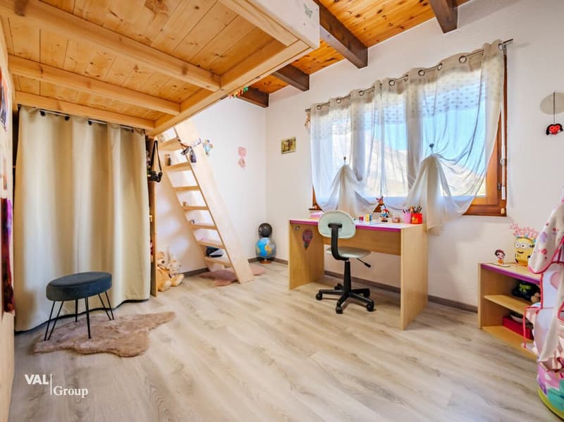 Magnifique villa avec jardin, offrant une configuration idéale pour deux unités (8)