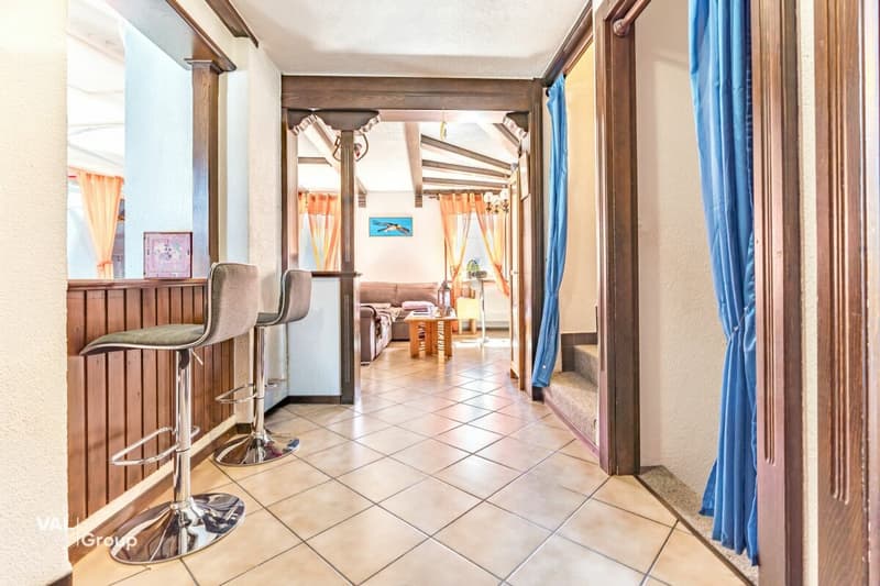 Maison chaleureuse avec jardin, garage double et annexe (3)