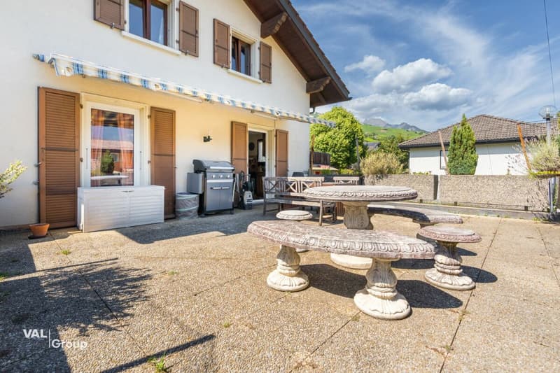 Maison chaleureuse avec jardin, garage double et annexe (13)