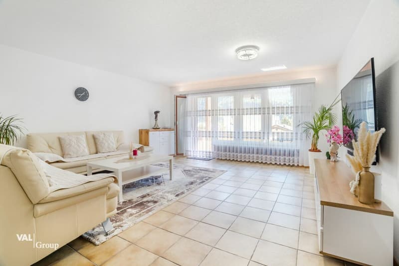 Sonnige 4.5-Zimmer-Wohnung mit zwei Garagen an ruhiger Lage in Steg (2)
