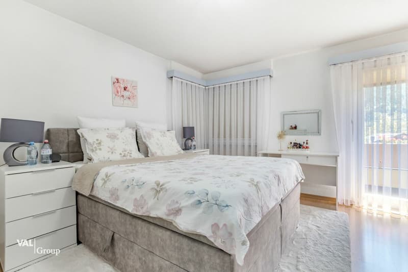 Sonnige 4.5-Zimmer-Wohnung mit zwei Garagen an ruhiger Lage in Steg (5)