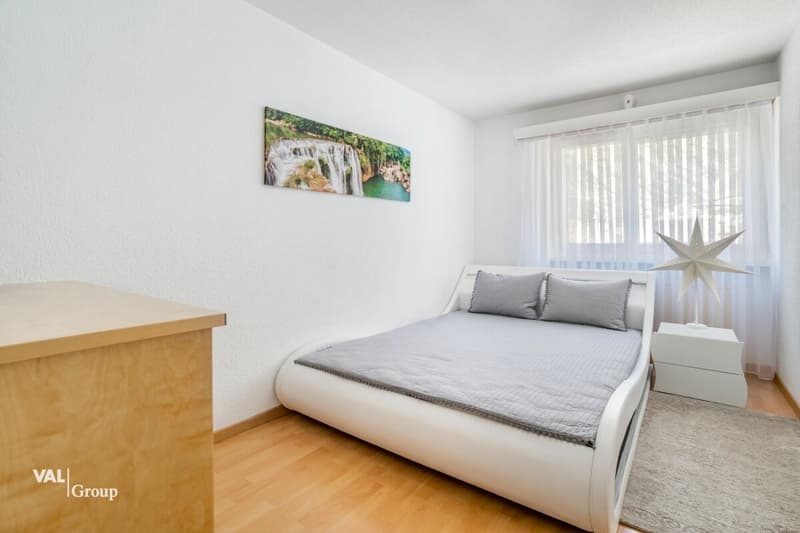 Sonnige 4.5-Zimmer-Wohnung mit zwei Garagen an ruhiger Lage in Steg (6)