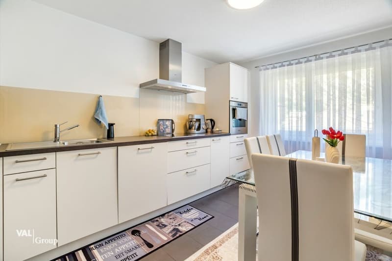 Sonnige 4.5-Zimmer-Wohnung mit zwei Garagen an ruhiger Lage in Steg (3)