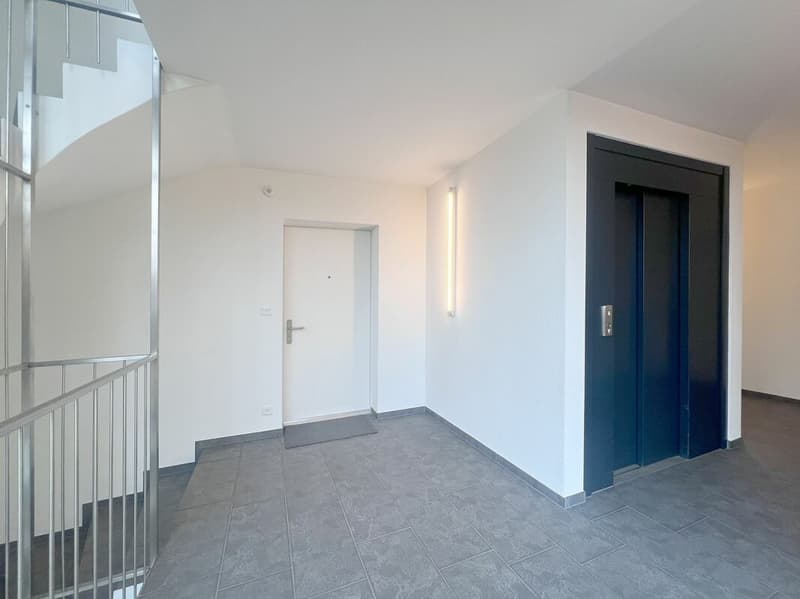 Treppenhaus mit Lift 1.OG