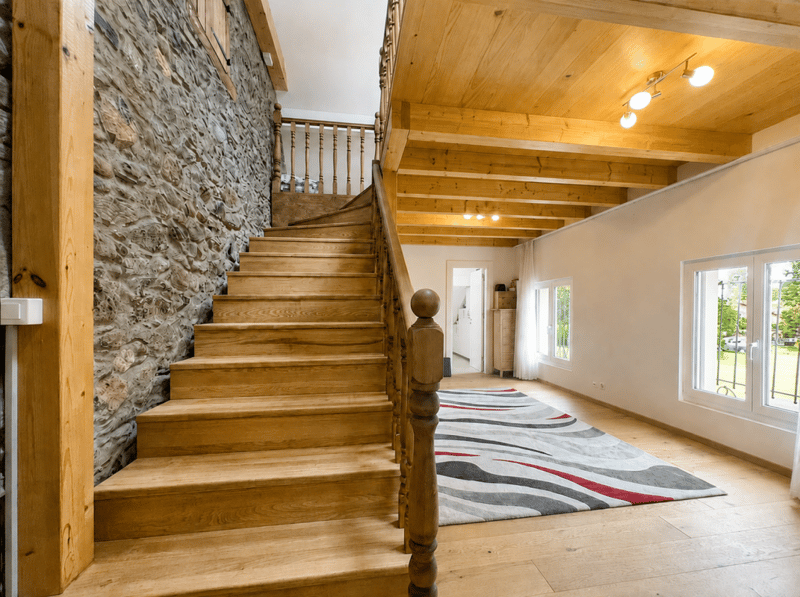 Wohnung OG mit Treppe DG