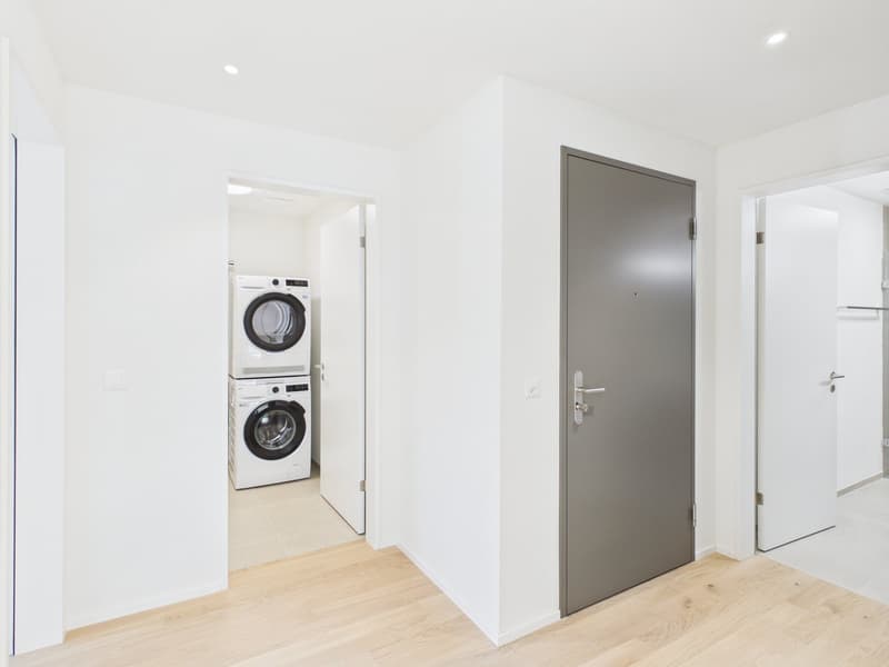 empty room with washer and dryer