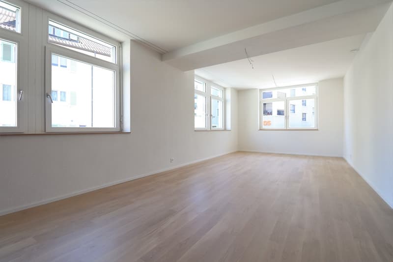 empty room, wooden floor, white walls, three windows, power outlets