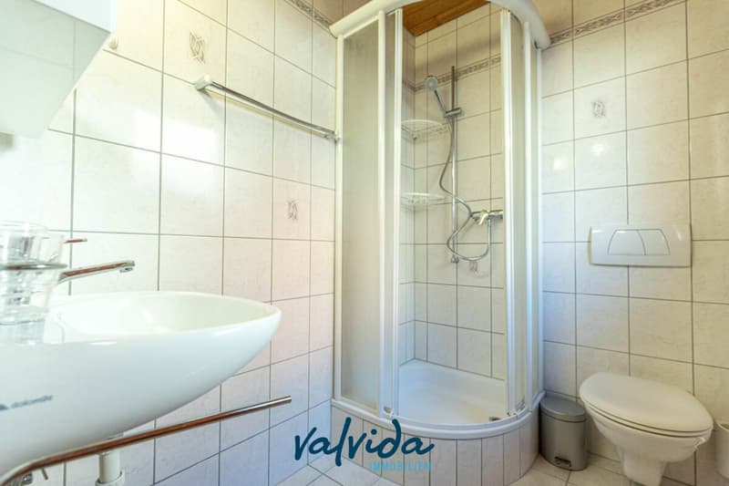 Vivere dove gli altri fanno vacanza - chalet di 5 locali con panorama a Feschel (8)